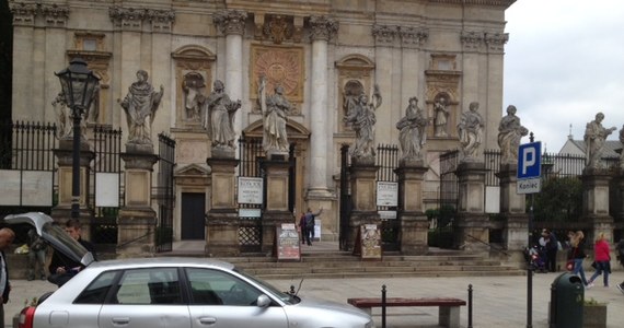 Nietypowa sytuacja w centrum Krakowa. W zaparkowanym przed kościołem św. Piotra i Pawła na ulicy Grodzkiej samochodzie przez dłuższy czas siedział nagi mężczyzna i czytał Biblię.