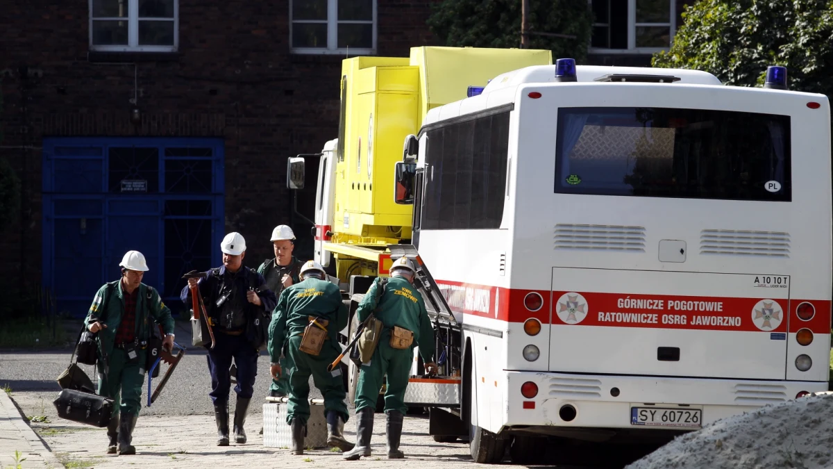 Do wypadku w kopalni Mysłowice - Wesoła doszło tuż przed 3 w nocy. Dyspozytor dostał informację dopiero po 4 nad ranem. Dlaczego tak późno? Na to pytanie między innymi próbuje odpowiedzieć Specjalistyczny Urząd Górniczy, który bada przyczyny katastrofy. W nocy z niedzieli na poniedziałek na poziomie 320 metrów pod ziemią do szybu spadł ciężki kabel energetyczny. Zabił 3 osoby, jedna została ranna. 