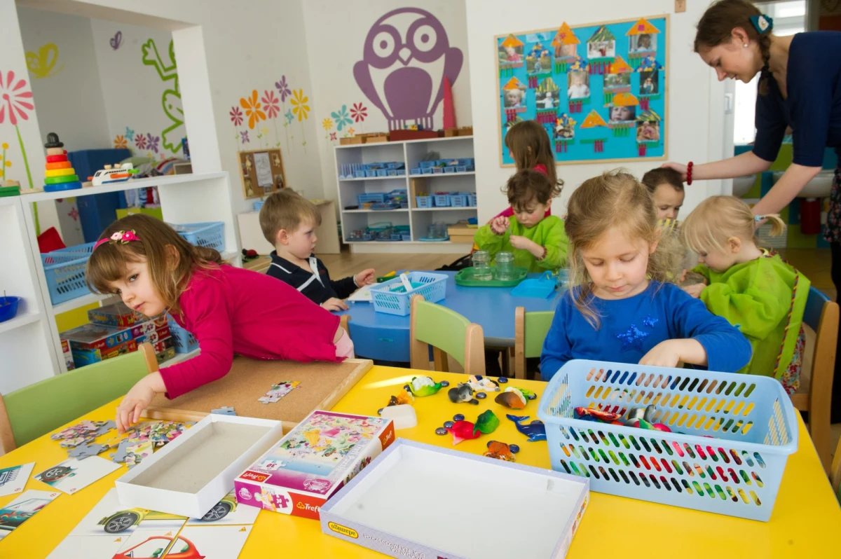 Rodzice będą musieli zapłacić za dodatkowe godziny dziecka w przedszkolu - na dodatek omijając prawo. Placówka nie może pobrać od nich opłaty za język angielski, lekcje tańca czy karate. Rodzice wymyślają więc darowizny, czy specjalne fundusze, by ich dzieci miały dostęp do tych zajęć.