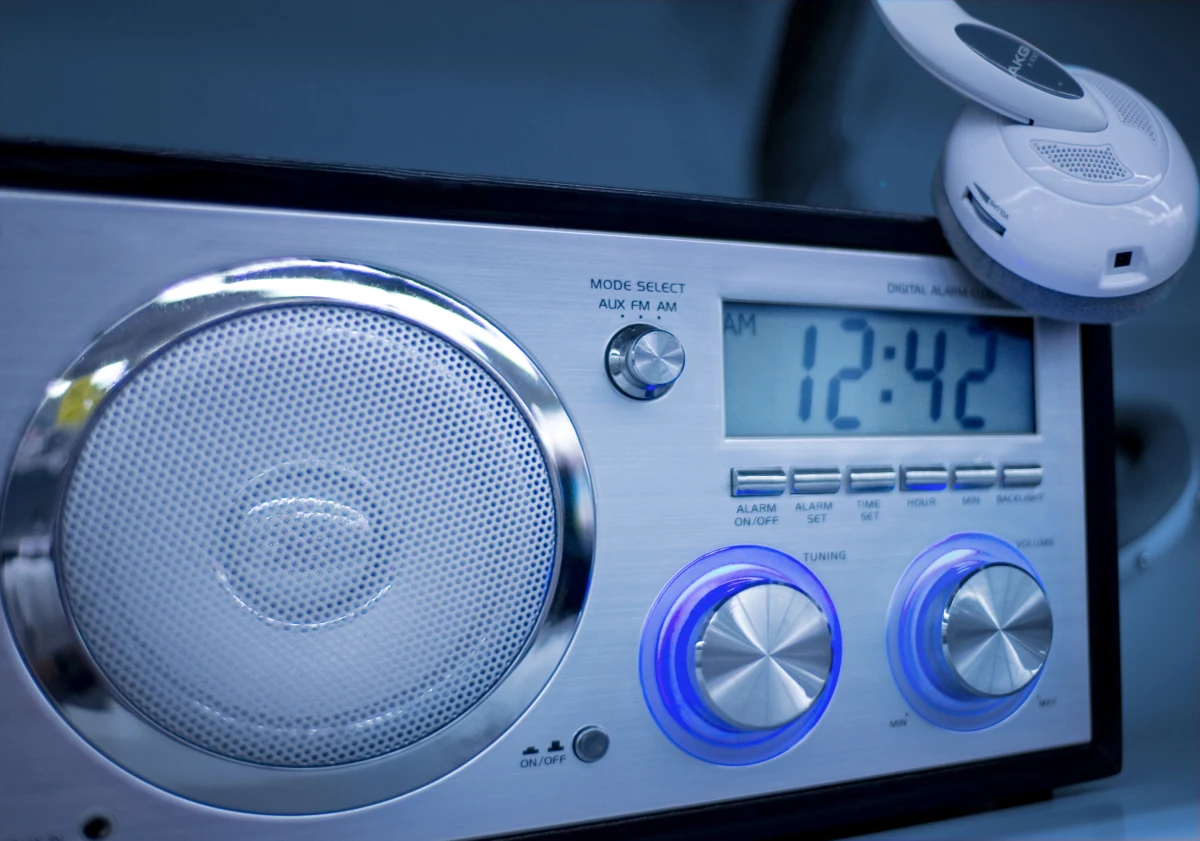 Chcesz, żeby młody kierowca jeździł bezpiecznie? Zabierz mu płyty z ulubioną muzyką. Naukowcy z Izraela pokazali właśnie, że początkujący kierowca słuchając tego co najbardziej lubi, popełnia za kółkiem więcej błędów. Przy okazji badacze Ben-Gurion University of the Negev wykazali, że słuchanie muzyki nieco bardziej obojętnej, najlepiej łagodniejszej, może zmniejszyć ryzyko błędu kierowcy nawet o 20 procent.