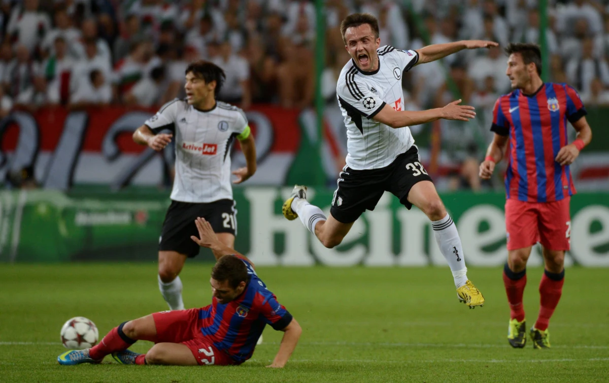 Legia Warszawa musi odłożyć sen o Lidze Mistrzów na później. W rewanżowym meczu drużyna Jana Urbana zremisowała u siebie ze Steauą Bukareszt 2:2. To skutkuje jedynie awansem "Stołecznych" do fazy grupowej Ligi Europejskiej. 