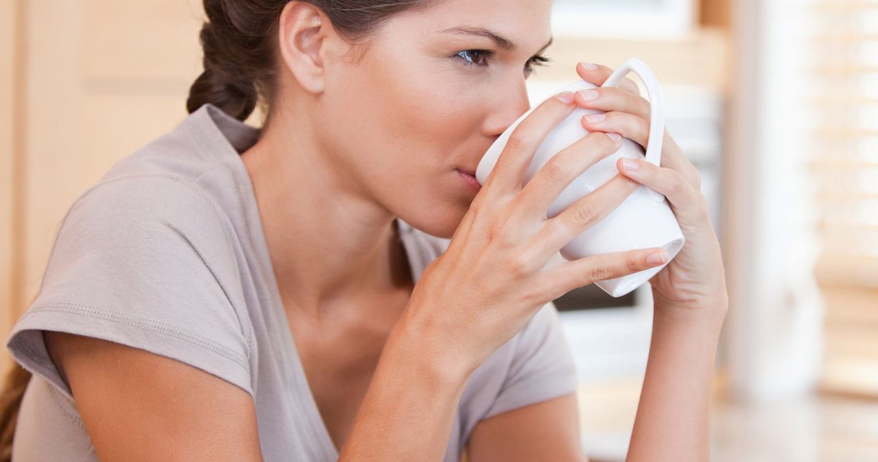 Kurkuma z wodą naprawdę działa? Ekspertka wyjaśnia, czy to zdrowy nawyk