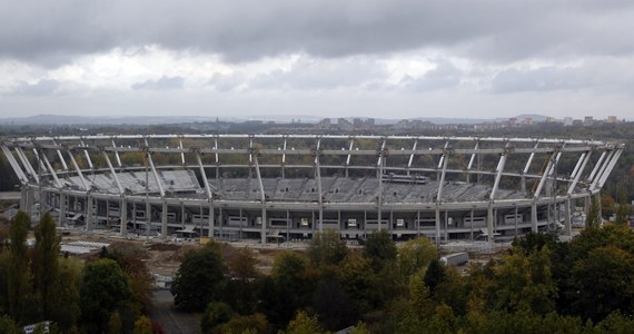 3,7 mln złotych będzie kosztował nowy projekt zadaszenia Stadionu Śląskiego. Ma być gotowy w październiku. Urząd Marszałkowski w Katowicach poinformował o podpisaniu umowy z biurem architektonicznym z Niemiec GMP Architekten. 