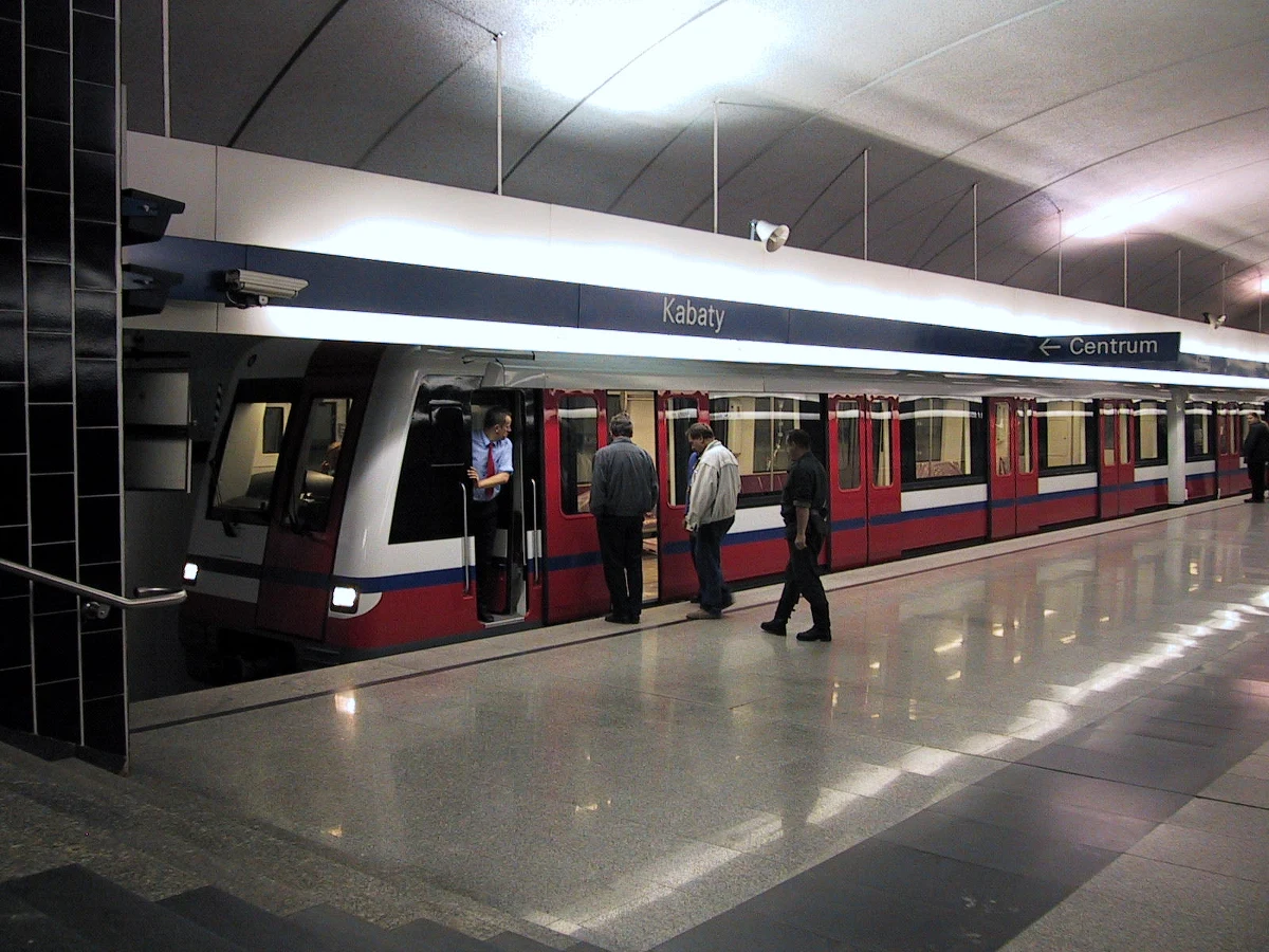 Od rana wolniej jeździło warszawskie metro. Pociągi miały kilkuminutowe opóźnienia. Powodem była awaria na stacji Kabaty. Po godz. 8 awarię usunięto. Pociągi kursują już normalnie.