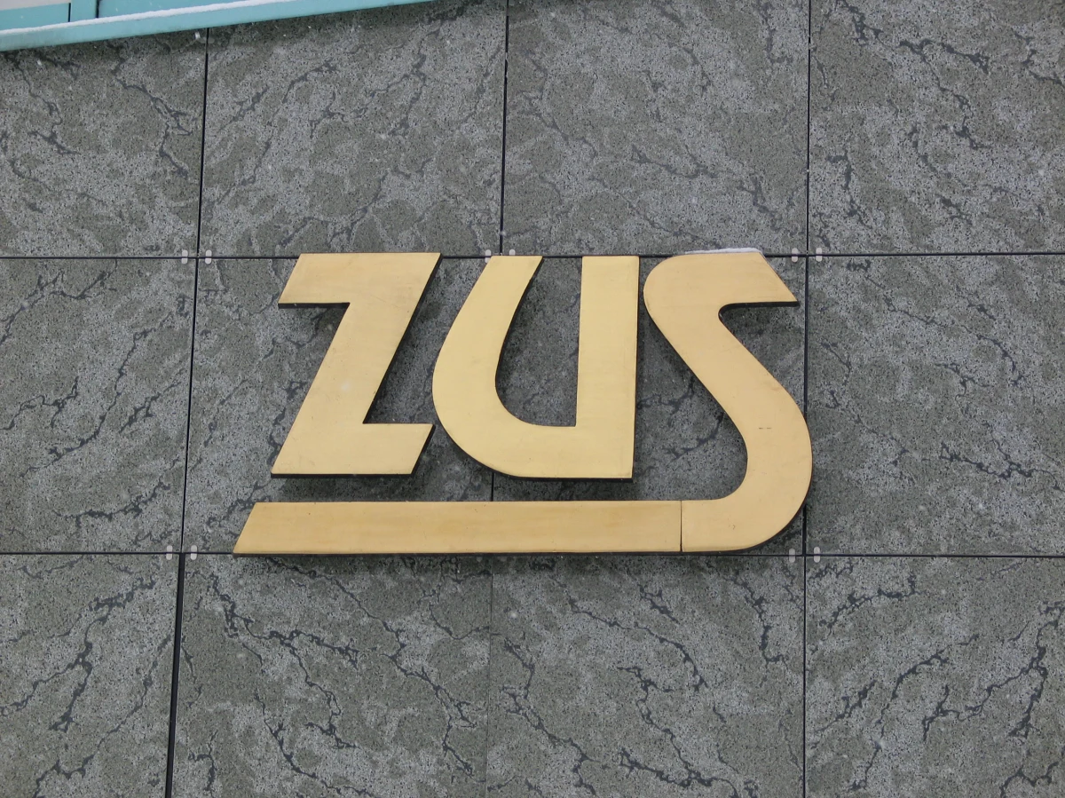 W Zakładzie Ubezpieczeń Społecznych brakuje pieniędzy na wypłatę świadczeń dla emerytów. Tegoroczna dziura w budżecie ZUS to niemal 50 mld zł. Środków nie brakuje jednak na samochody. Jak pisze „Fakt” Zakład zamawia  74 auta, za które podatnicy zapłacą miliony. 