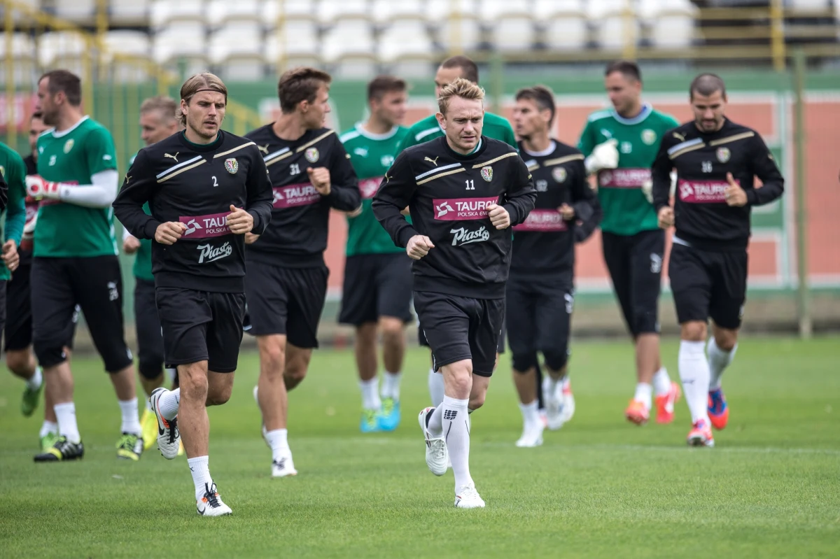 Piłkarze Śląska Wrocław rozpoczęli walkę z Sevillą w meczu 4. rundy eliminacji Ligi Europejskiej. Przed tygodniem w Hiszpanii rywale wygrali aż 4:1. Jak tym razem ekipa z Wrocławia  poradzi sobie z hiszpańską drużyną? Śledźcie relację na żywo!