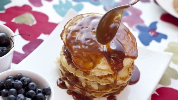 Pancakes, amerykańskie naleśniki, różnią się od tych, które my znamy. Są pulchniejsze, grubsze i przypominają w istocie placuszki z patelni (na co zresztą wskazuje ich nazwa). Co do jednego nie ma natomiast wątpliwości - są pyszne! Zachęcamy Was do przygotowania pancakes według naszego przepisu. Świetnie sprawdzą się jako śniadanie, ale też jako słodki podwieczorek lub kolacja!


Amerykańskie śniadaniowe pancakes – dokładny przepis znajdziesz tutaj. Wejdź!


Polub "Zmysłowe smaki" na Facebooku!