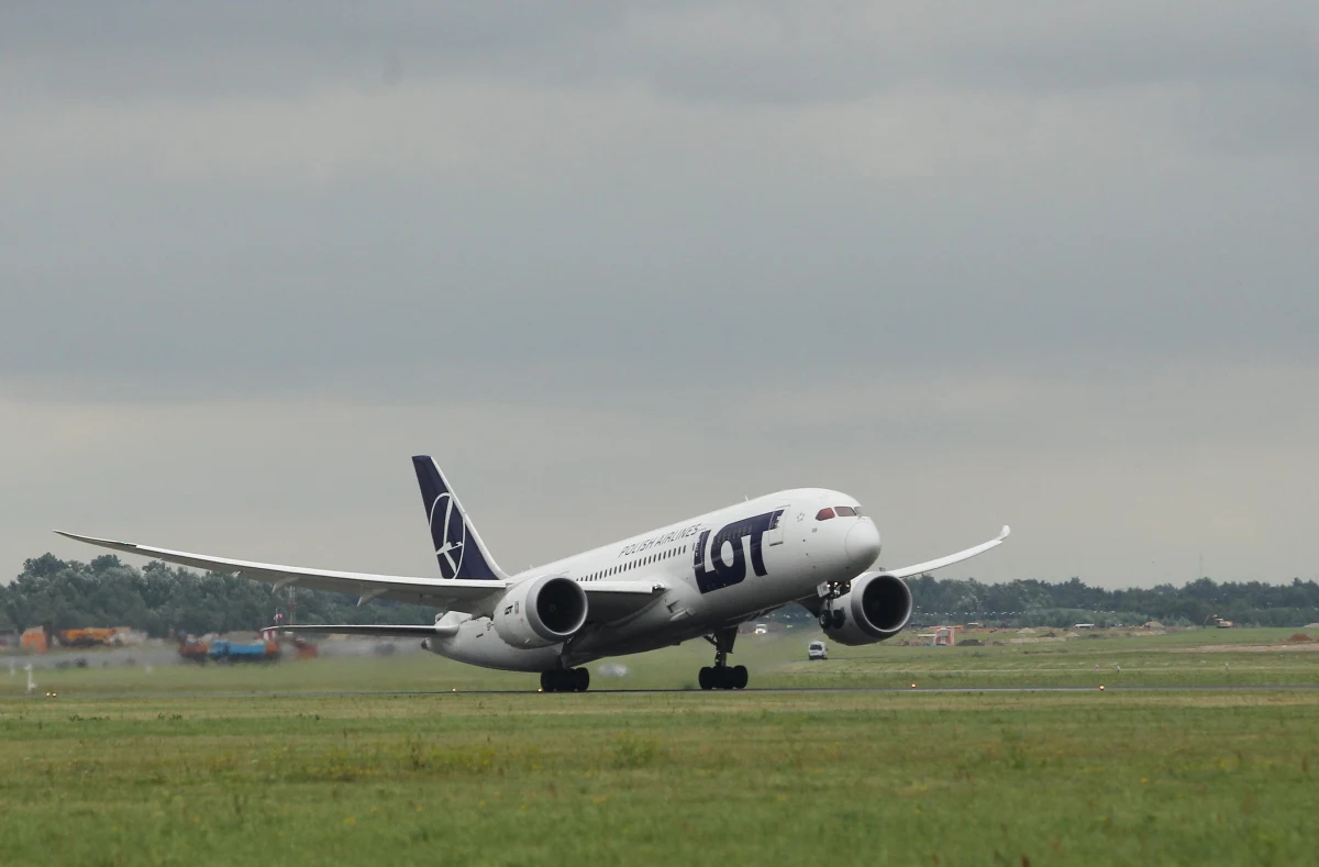 Od 2 do 9 września pociągi nie będą dojeżdżać na warszawskie Lotnisko Chopina - poinformował rzecznik PKP PLK Robert Kuczyński. Naprawa torów w tunelu na lotnisko po czerwcowym wykolejeniu pociągu SKM wymaga czasowego zamknięcia tego odcinka linii.