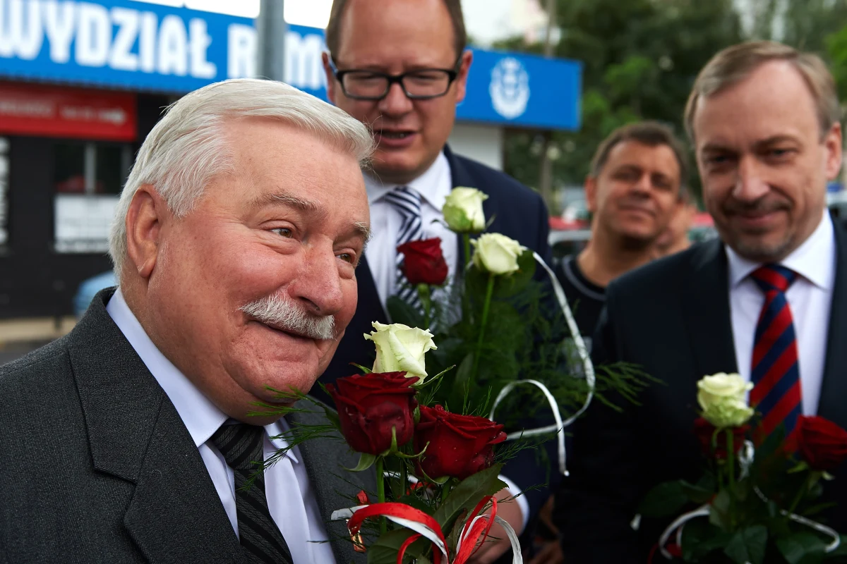 Największym zwycięstwem w dziejach Polski określił Sierpień'80 były prezydent Lech Wałęsa. Dziś, w 33. rocznicę podpisania Porozumień Sierpniowych, wraz z m.in. ministrem kultury złożył on kwiaty pod historyczną bramą gdańskiej stoczni. ​Oprócz Bogdana Zdrojewskiego, Wałęsie towarzyszyli minister transportu Sławomir Nowak, marszałek województwa pomorskiego Mieczysław Struk oraz prezydent Gdańska Paweł Adamowicz.