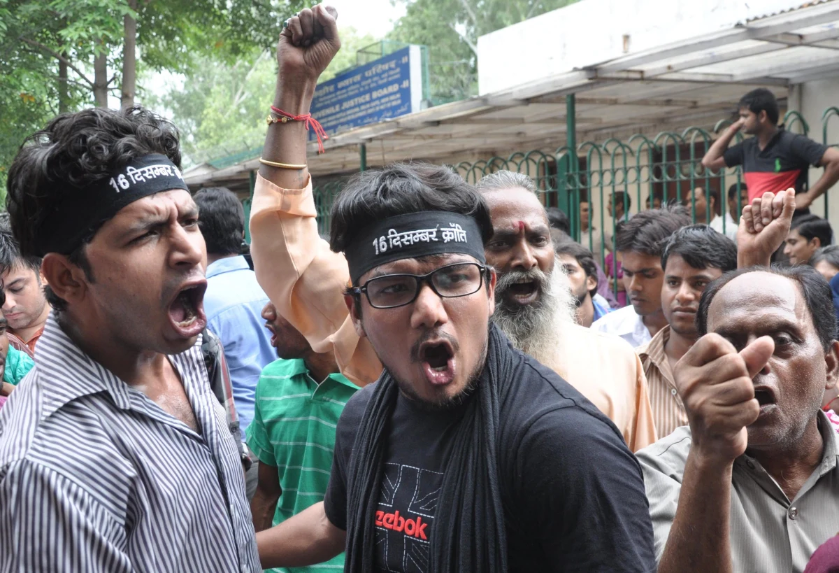 ​18-letni Indus jako pierwszy został skazany na trzy lata więzienia za udział w grudniowym gwałcie zbiorowym. Śmierć ofiary, która zmarła w szpitalu w Singapurze, zwróciła uwagę na sytuację w kraju, gdzie według policji do gwałtu dochodzi co 20 minut.