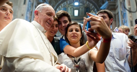 Papież Franciszek po raz kolejny zaskakuje. Tym razem zdecydował się zapozować do tzw. "słit foci" z pielgrzymami odwiedzającymi Bazylikę Świętego Piotra.