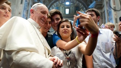 Papież Franciszek podbija serca młodych. Pozuje do "słit foci"
