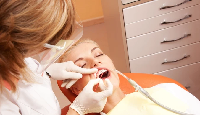 Badanie: 30 proc. młodych Europejczyków ma ubytki szkliwa zębów