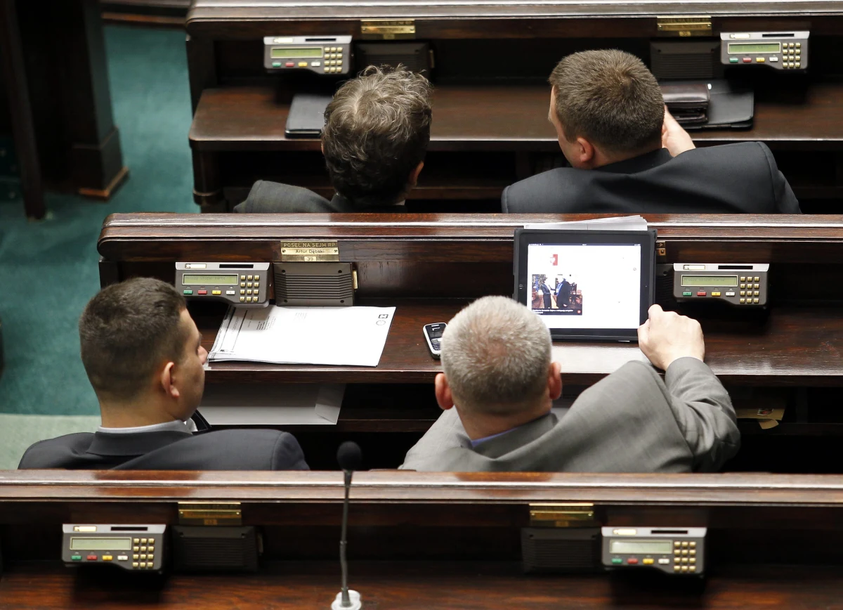 "Kancelaria Sejmu zakupiła w Biedronce dwadzieścia minitabletów po 200 zł za sztukę" - pisze tygodnik "Wprost". Jak się okazuje, technologiczne zabawki mają być przeznaczone dla posłów, żeby ci mieli na czym głosować. 