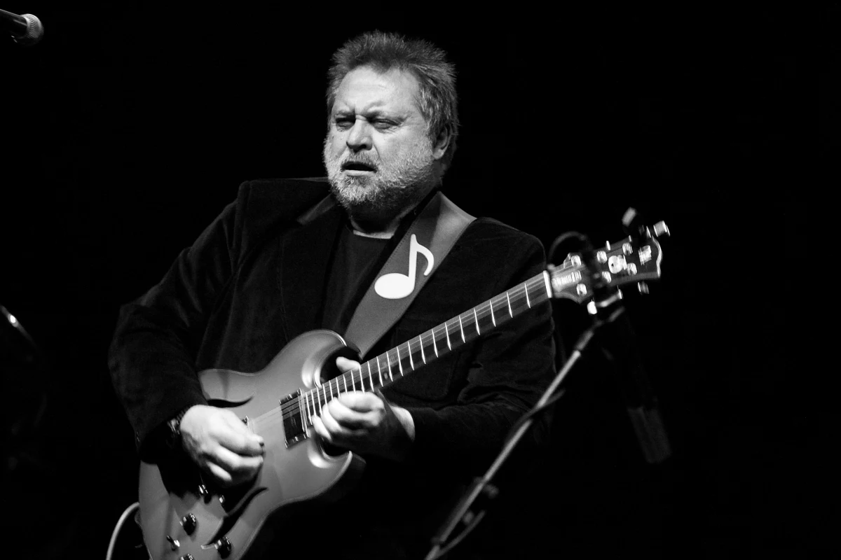 Nie żyje Jarosław Śmietana. Wybitny polski muzyk jazzowy i gitarzysta zmarł w wyniku komplikacji po operacji usunięcia guza mózgu, którą przeszedł na początku roku. Miał 62 lata. 