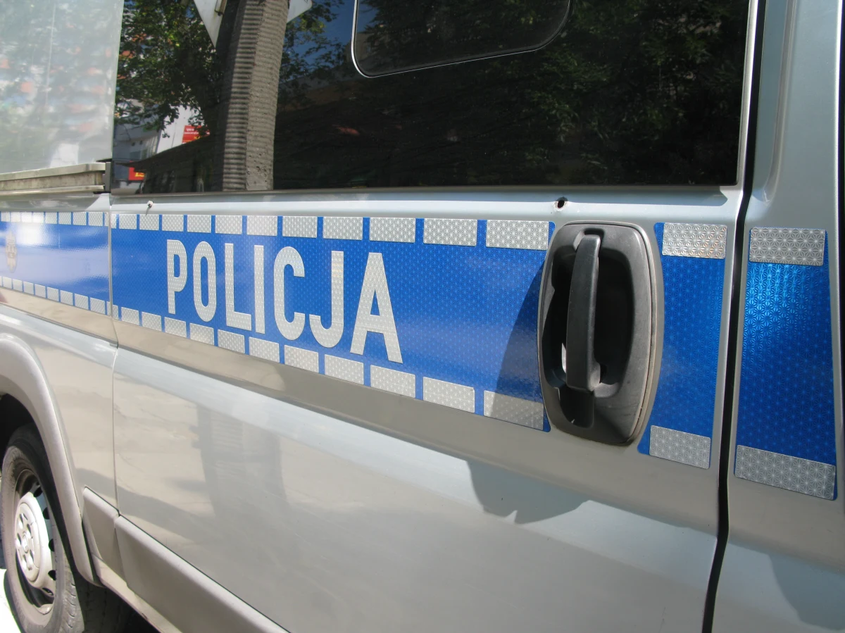 Prokuratura bada sprawę tajemniczego zabójstwa 63-letniej kobiety, której ciało z wieloma ranami kłutymi znaleziono w jej domu w stołecznym Imielinie. Wiadomo, że kobieta chciała wynająć dom i miała pokazać go potencjalnym lokatorom. W lutym na południu Warszawy doszło do podobnego zabójstwa. 