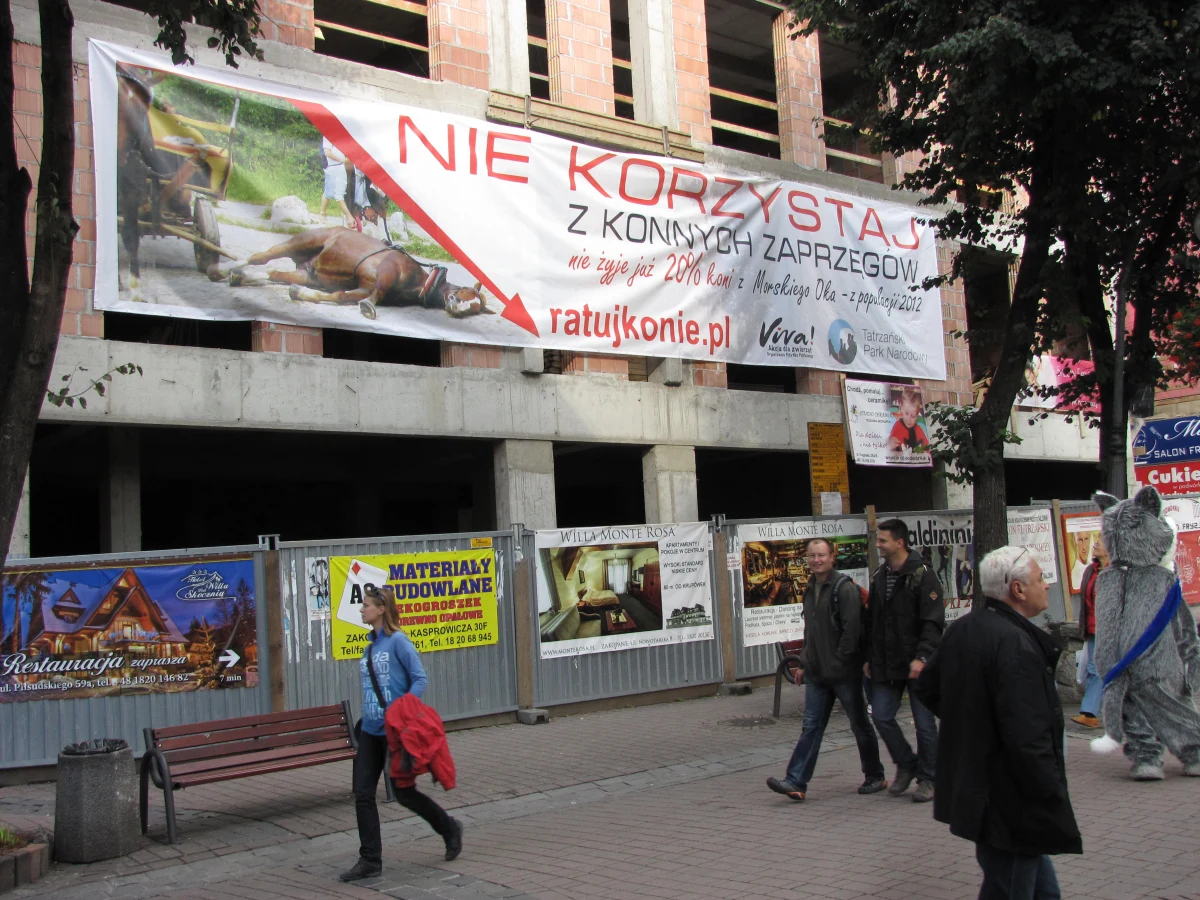 Tatrzański Park Narodowy zapowiedział, że wystąpi na drogę sądową przeciwko fundacji VIVA! Ta zamieściła bowiem zniekształcone logo TPN na plakatach wzywających do niekorzystania z transportu konnego do Morskiego Oka.
