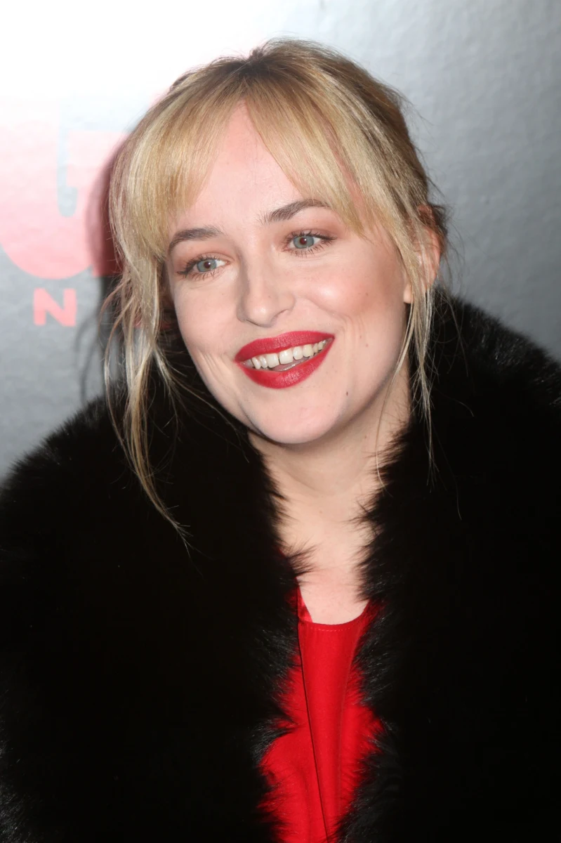 Dakota Johnson, córka Melanie Griffith i Dona Johnsona, oraz Charlie Hunnam zagrają główne role w ekranizacji "50 twarzy Greya". Obsadę wyjawili producenci ekranizacji bestsellerowej książki. Pełna odważnej erotyki powieść sprzedała się w ponad 70-milionowym nakładzie i przetłumaczono ją na 50 języków. 