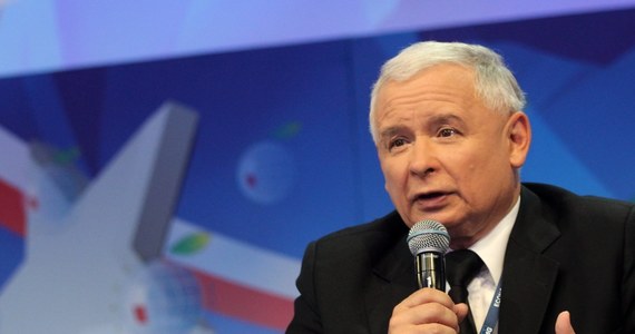 Wprowadzenie trzeciej 39-procentowej stawki podatkowej i 1-proc. podatku obrotowego dla sieci handlowych, a także opodatkowanie giełdowych transakcji finansowych - to propozycje gospodarcze Prawa i Sprawiedliwości. Prezes PiS Jarosław Kaczyński, który prezentował program w Krynicy, mówił o "ciemnych sieciach", w których funkcjonuje część wywodzących się z PRL-owskich struktur przedsiębiorców. 