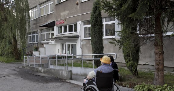 Sekcja zwłok 86-letniej podopiecznej domu pomocy społecznej w Olsztynie nie potwierdziła, że kobieta zmarła wskutek zatrucia. W ośrodku i szpitalu w Dobrym Mieście zatruło się obiadem 87 osób. Przyczyny zatrucia wciąż bada Wojewódzka Stacja Sanitarno-Epidemiologiczna w Olsztynie.