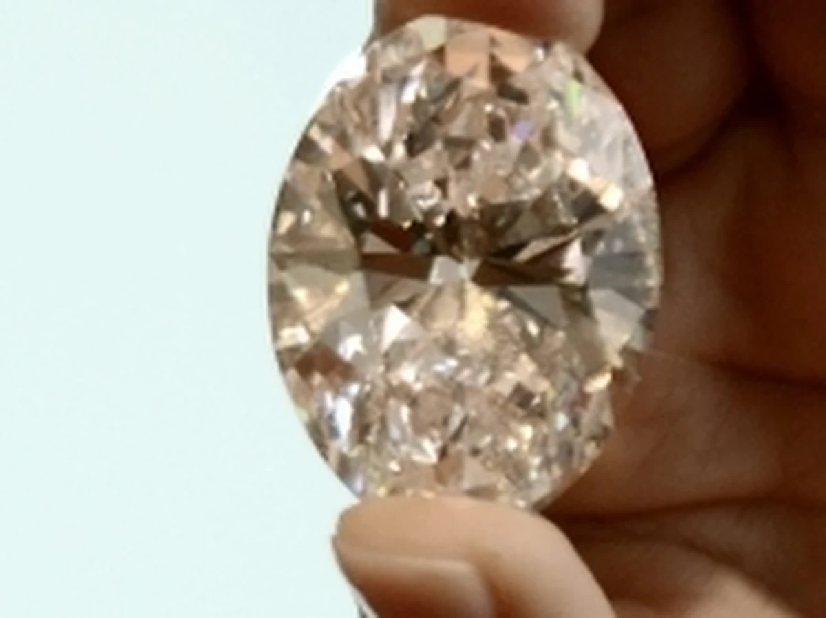 Nowojorski dom aukcyjny Sotheby's pokazał 118-karatowy biały diament z Afryki wielkości małego jajka. Wydobyty i oszlifowany przed dwoma laty kamień zostanie wystawiony 7 października na aukcji w Hongkongu. Jego wartość szacuje się na 28-35 mln USD.  