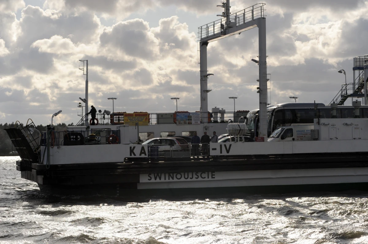 Leżącemu na 44 wyspach Świnoujściu grozi odcięcie od Polski - alarmuje "Gazeta Polska codziennie". Jedynym połączeniem 40-tysiecznego miasta z resztą kraju jest przeprawa promowa. Prom jest jednak wysłużony i nadmiernie obciążony ruchem, stąd często na przeprawę oczekuje się godzinami w korkach.  