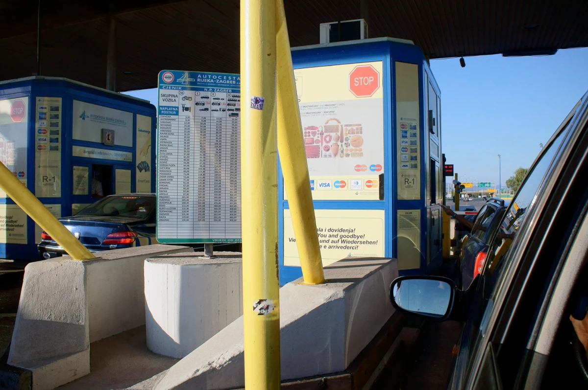 Chorwaccy policjanci nie mogli uwierzyć, kiedy ich radar pokazał, że jeden z samochodów pędzi autostradą między Splitem a Zagrzebiem z prędkością 246 km/h. Dozwolona prędkość na chorwackich autostradach to 130 km/h.