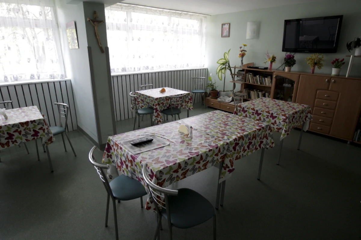 Toksyny wytwarzane przez bakterię bacillus cereus, czyli laseczkę woskową, były prawdopodobnie przyczyną masowego zatrucia pokarmowego pacjentów szpitala w Dobrym Mieście i podopiecznych Domu Pomocy Społecznej w Olsztynie. Specjaliści wykryli bakterie laseczki woskowej w zabezpieczonych próbkach żywności - w zupie mlecznej i potrawce z kurczaka, które były podane pacjentom szpitala i domu pomocy w sobotę.