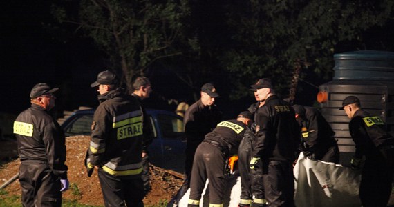 Dwóch strażaków, którzy pod koniec maja tego roku zginęli ratując mężczyznę ze studni w Jankielówce niedaleko Suwałk, działało pod silną presją otoczenia. Tak wynika z analizy komisji strażackiej, do której dotarł dziennikarz RMF FM Piotr Bułakowski.