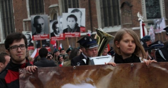 Od dziś pułkownik Witold Pilecki. Jak dowiedział się reporter RMF FM Grzegorz Kwolek minister obrony narodowej wieczorem podpisał awans dla zamordowanego przez komunistyczne władze bohatera podziemia. Wnioski o awans na stopień generalski dla rotmistrza Pileckiego złożyły - młodzieżówka PiS i środowiska kombatanckie. Taką decyzję może podjąć tylko prezydent Bronisław Komorowski.