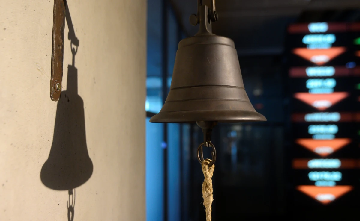 Dziesiątki miliardów złotych wyparowały z warszawskiej giełdy od środowego popołudnia, kiedy premier ogłosił zmiany w OFE. W środę po południu doszło wręcz do panicznej wyprzedaży. Indeks WIG 20 stracił o godzinie 14:00 aż 6 procent.