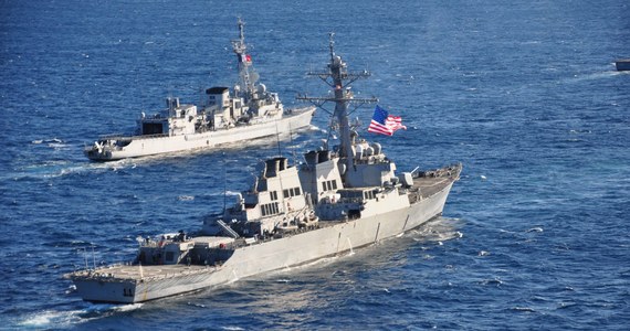 Szef operacji morskich USA admirał Jonathan Greenert oświadczył, że cztery niszczyciele znajdujące się u wybrzeża Syrii są "w pełni gotowe" na szeroki zakres ewentualnej akcji bojowej. Dodał, że okręty są przygotowane między innymi na zaatakowanie celów w Syrii pociskami samosterującymi Tomahawk i odparcie ewentualnego uderzenia odwetowego. 