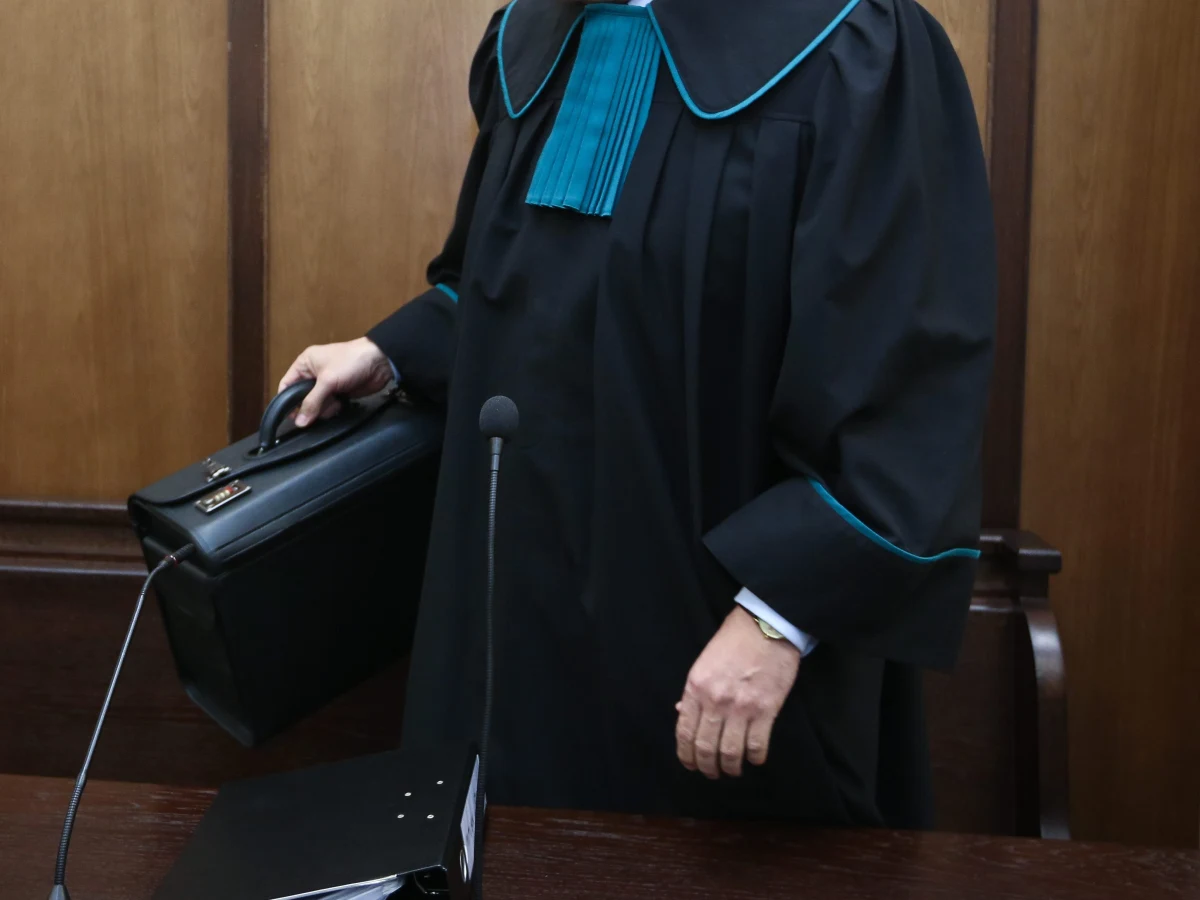 Biedny czy bogaty, każdy chętny dostanie adwokata z urzędu. Za tę hojność państwa zapłacą podatnicy. Ile? - tego nie wie ani rząd, ani Sejm, pisze "Puls Biznesu". Niewykluczone, że będą to miliardy złotych.