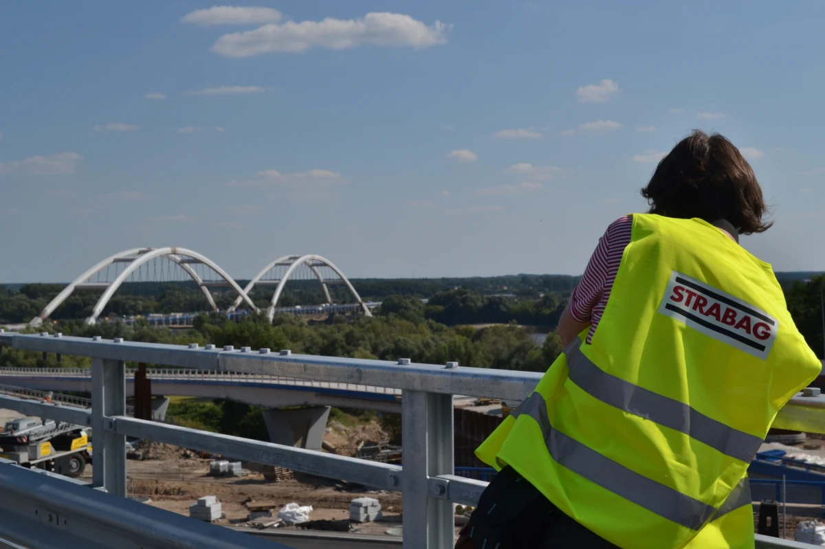 Internauci protestują przeciwko wydaniu 600 tys. złotych na ceremonię otwarcia nowego, długo wyczekiwanego mostu w Toruniu. Specjalny facebookowy profil poparło już ok. 500 internautów. Przeciw są również tamtejsi radni. 