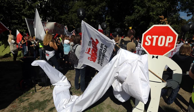 Pracownicy sądów i prokuratur protestują przed ministerstwem