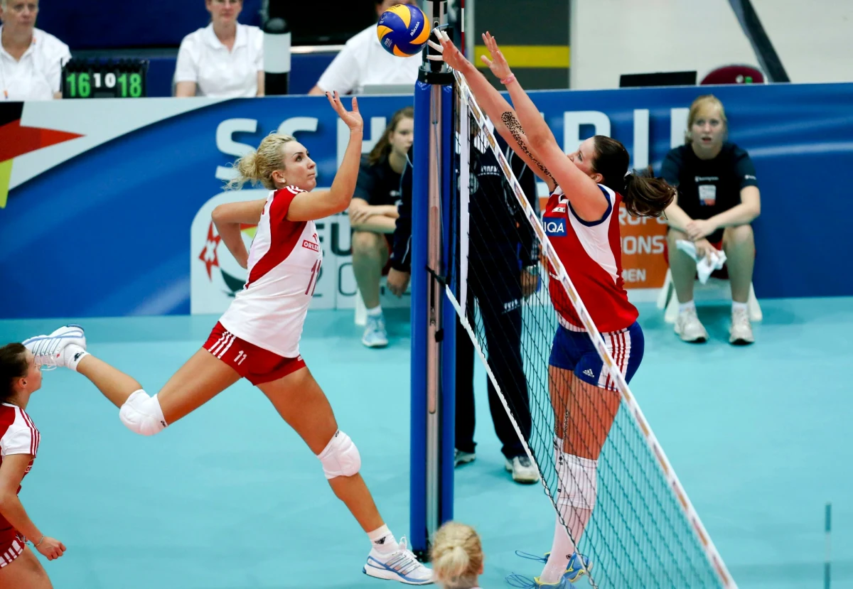 Polskie siatkarki przegrały w Schwerinie z Czeszkami 2:3 (26:24, 21:25, 21:25, 26:24, 12:15) w swoim pierwszym meczu mistrzostw Europy w Niemczech i Szwajcarii. Wcześniej w grupie D Bułgarki pokonały obrończynie tytułu Serbki 3:2. 