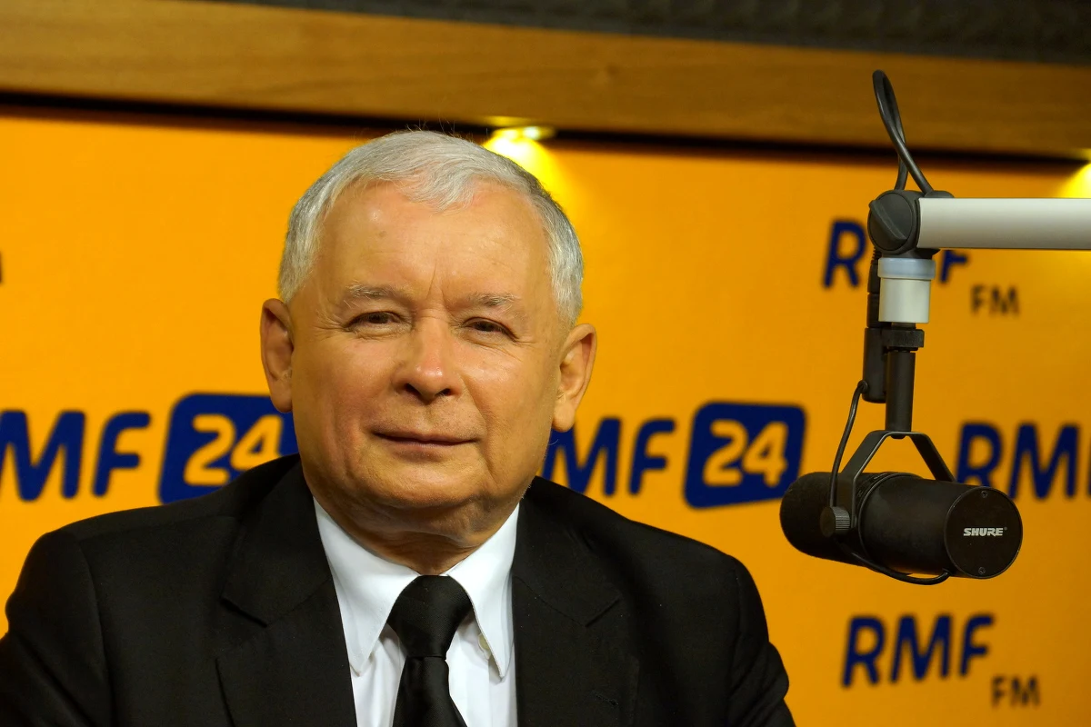 „W każdym normalnym europejskim kraju o ustabilizowanej demokracji człowiek, który wyśmiewa się po informacjach o strzałach w kierunku kolumny, gdzie jechał prezydent państwa, wypadłby z polityki” - mówi Jarosław Kaczyński, Gość Krzysztofa Ziemca w RMF FM. Nawiązał w ten sposób do wypowiedzi Bronisława Komorowskiego: „Jaka wizyta, taki zamach, bo z 30 metrów nie trafić z samochód to trzeba ślepego snajpera”. Prezes Prawa i Sprawiedliwości jest przekonany, że jego ugrupowanie wygra najbliższe wybory parlamentarne. „Ja wierzę, że zwyciężymy” - mówi. O przedstawionej przez rząd reformie emerytalnej mówi krótko: "OFE to największe oszustwo w Polsce po 1989 roku" i zapowiada, że po dojściu do władzy PiS podniesie podatki dla tych, którzy zarabiają powyżej 100 tysięcy złotych rocznie. „Będziemy dążyli do tego, żeby były inwestycje, zamiast luksusowej konsumpcji” – dodaje. 