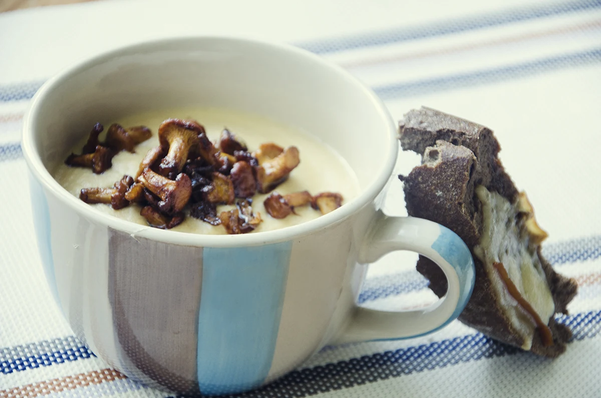Czas na jedne z najbardziej lubianych grzybów. Kurki, bo o nich mowa, są doceniane za smak, zapach, aromat. Dodatkowo mają piękny kolor, dzięki czemu potrawy z niemi w roli głównej nie tylko są pyszne, ale też pięknie wyglądają. 