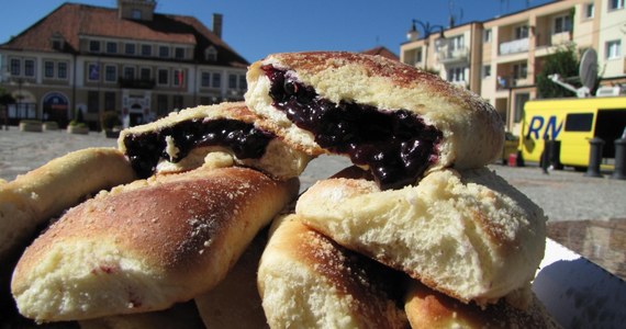 Z czym kojarzy się Olsztynek? Odpowiedzi są zazwyczaj dwie. Ze skansenem, w którym prezentowane jest stare XIX wieczne budownictwo oraz z jagodziankami, po które smakosze są w stanie przejechać kilkaset kilometrów. "Receptura nie zmienia się i jest pilnie strzeżona, przekazywana w tajemnicy" - powiedziała w rozmowie z dziennikarzem RMF FM właścicielka znanej cukierni z jagodziankami.