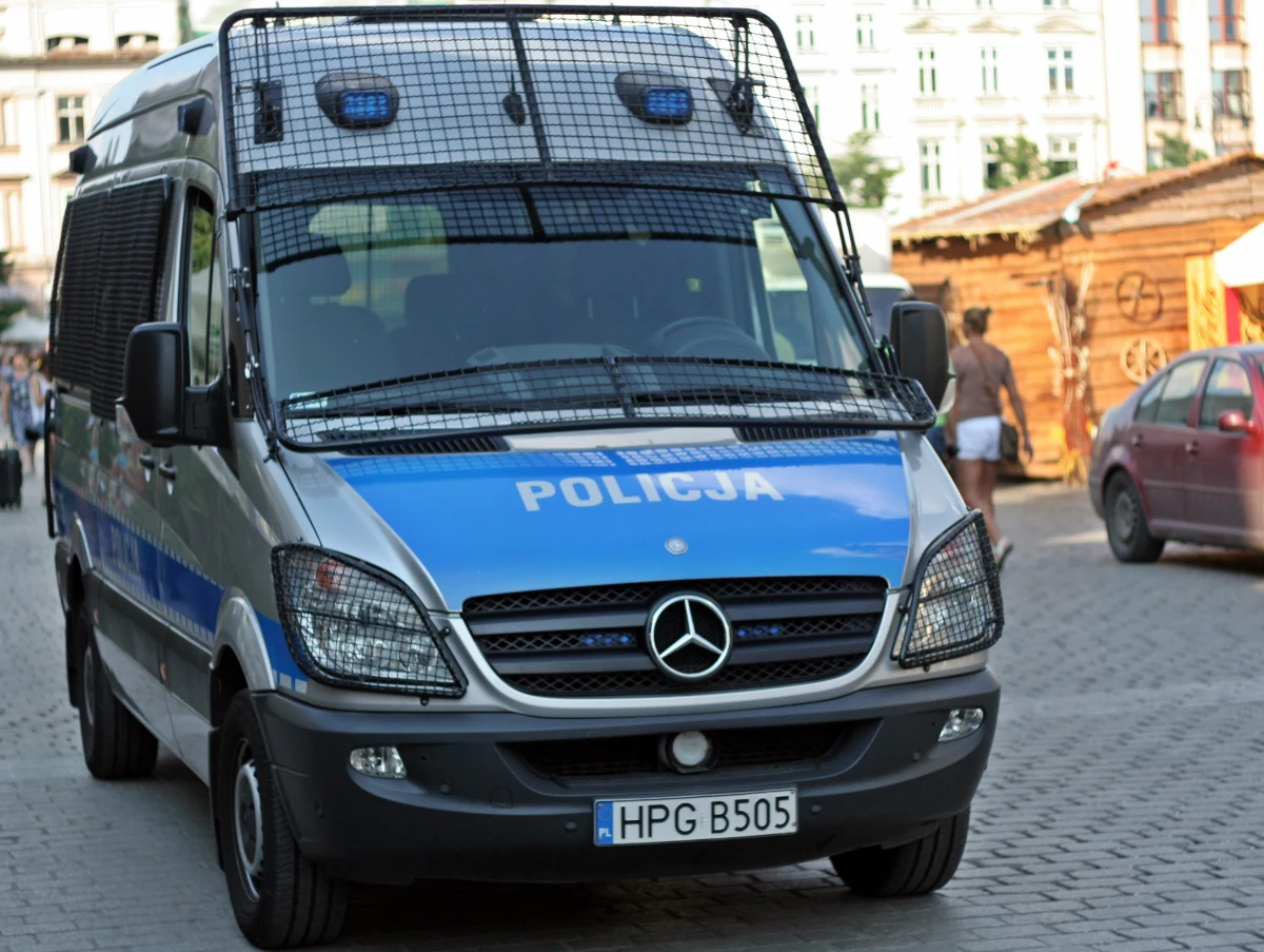 Podkarpaccy policjanci odkryli w gminie Radymno dziuplę samochodową, w której ukryte były trzy luksusowe auta. Zatrzymali też 34-letniego pasera, który został aresztowany na 3 miesiące.