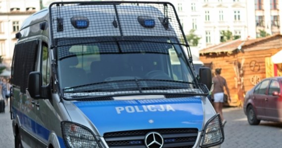 Podkarpaccy policjanci odkryli w gminie Radymno dziuplę samochodową, w której ukryte były trzy luksusowe auta. Zatrzymali też 34-letniego pasera, który został aresztowany na 3 miesiące.