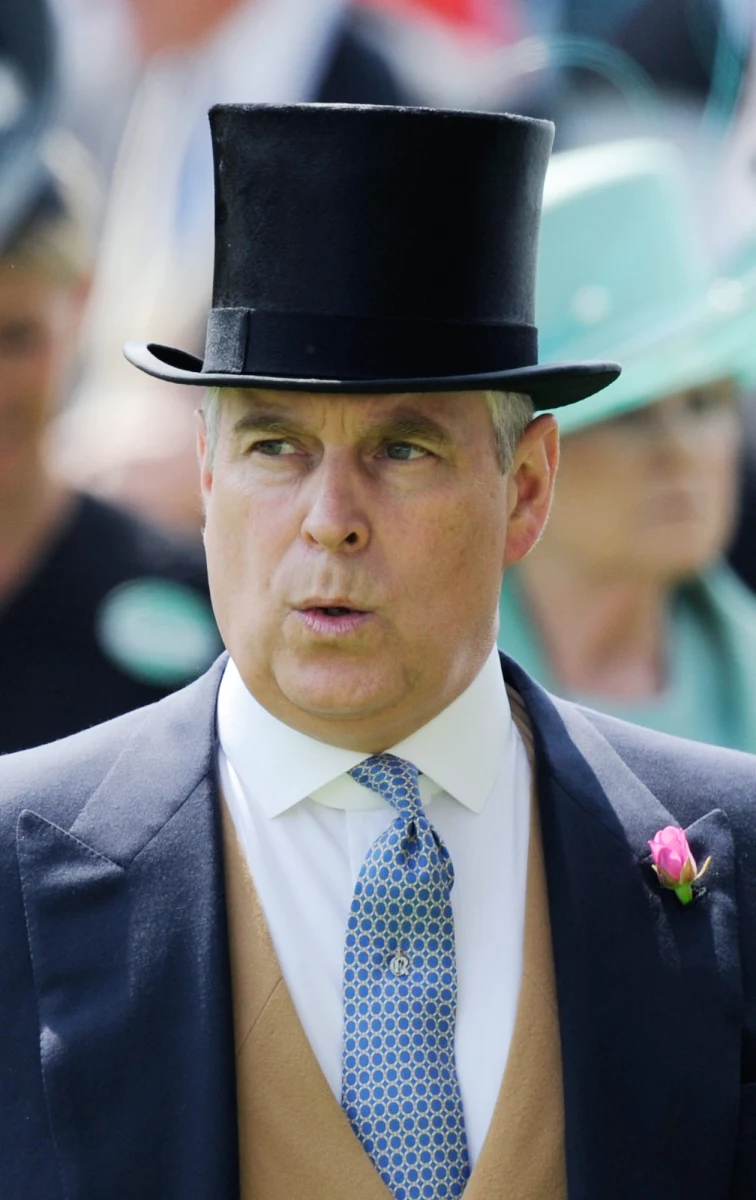 Uzbrojony w broń palną dwuosobowy patrol policji wylegitymował 53-letniego księcia Yorku Andrzeja na terenie Pałacu Buckingham. Funkcjonariusze wzięli księcia za intruza, kazali mu podnieść ręce do góry i położyć się na ziemi. 