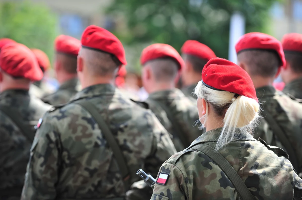 Po ponad ośmiu godzinach odnalazł się żołnierz poszukiwany od niedzielnego rana w Mińsku Mazowieckim. Podoficer z 8-letnim stażem zniknął z jednostki Żandarmerii Wojskowej, zabierając ze sobą broń. Mężczyzna sam zgłosił się do rodzimej placówki.