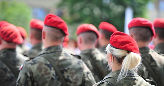 Po ponad ośmiu godzinach odnalazł się żołnierz poszukiwany od niedzielnego rana w Mińsku Mazowieckim. Podoficer z 8-letnim stażem zniknął z jednostki Żandarmerii Wojskowej, zabierając ze sobą broń. Mężczyzna sam zgłosił się do rodzimej placówki.