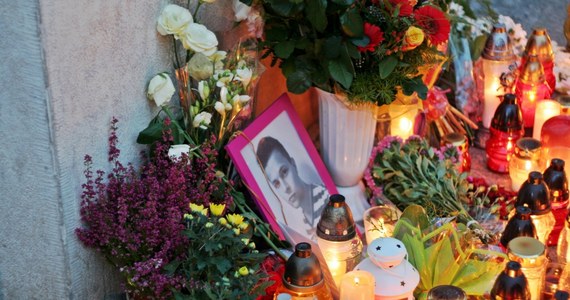 W poniedziałek sąd zdecyduje o areszcie dla 35-latka, który w weekend śmiertelnie zranił nożem 24-letniego studenta. Mężczyzna w nocy z piątku na sobotę stanął w obronie dziewczyny. Do zabójstwa doszło w samym centrum Krakowa, na rogu ulic Grodzkiej i Poselskiej. 