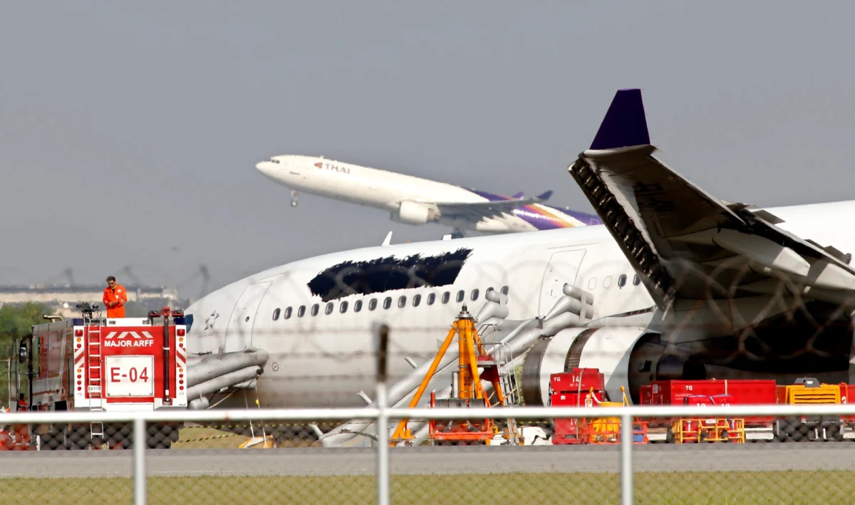 Lecący z Kantonu na południu Chin, samolot tajlandzkich linii lotniczych Thai Airways miał wypadek przy lądowaniu na lotnisku Suvarnabhumi w Bangkoku. Maszyna, na pokładzie której było ponad 300 osób, zjechała z pasa. Rannych zostało 14 osób.