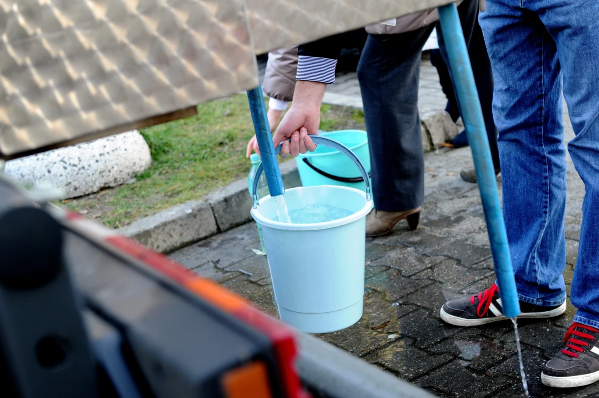 Woda w kranach w czterech dzielnicach Sosnowca nadal nie nadaje się do picia. Trwają badania próbek i płukanie sieci. 