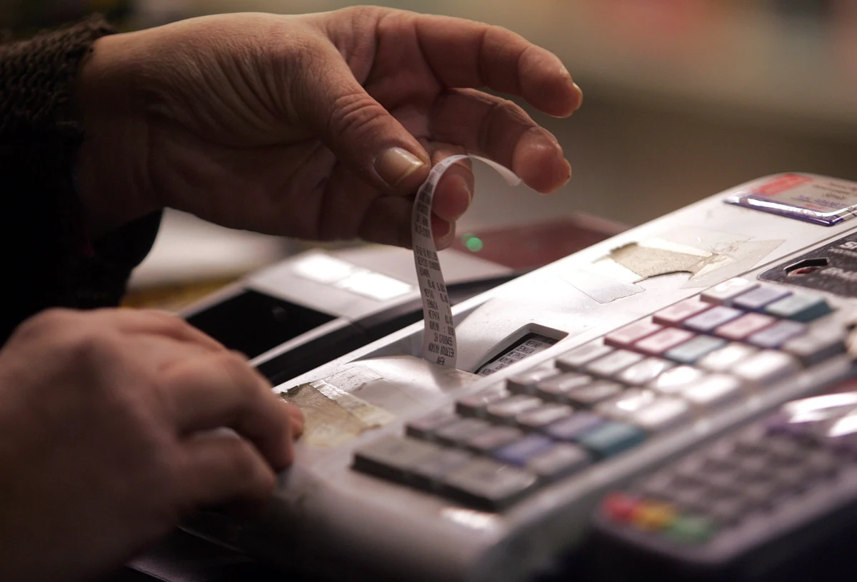 Właściciele małych, osiedlowych sklepów są zaniepokojeni zmianami zasad wydawania paragonów, które wejdą w życie z początkiem października. Rachunki będą bardziej szczegółowe, bo znikną z nich ogólne grupy towarów. 