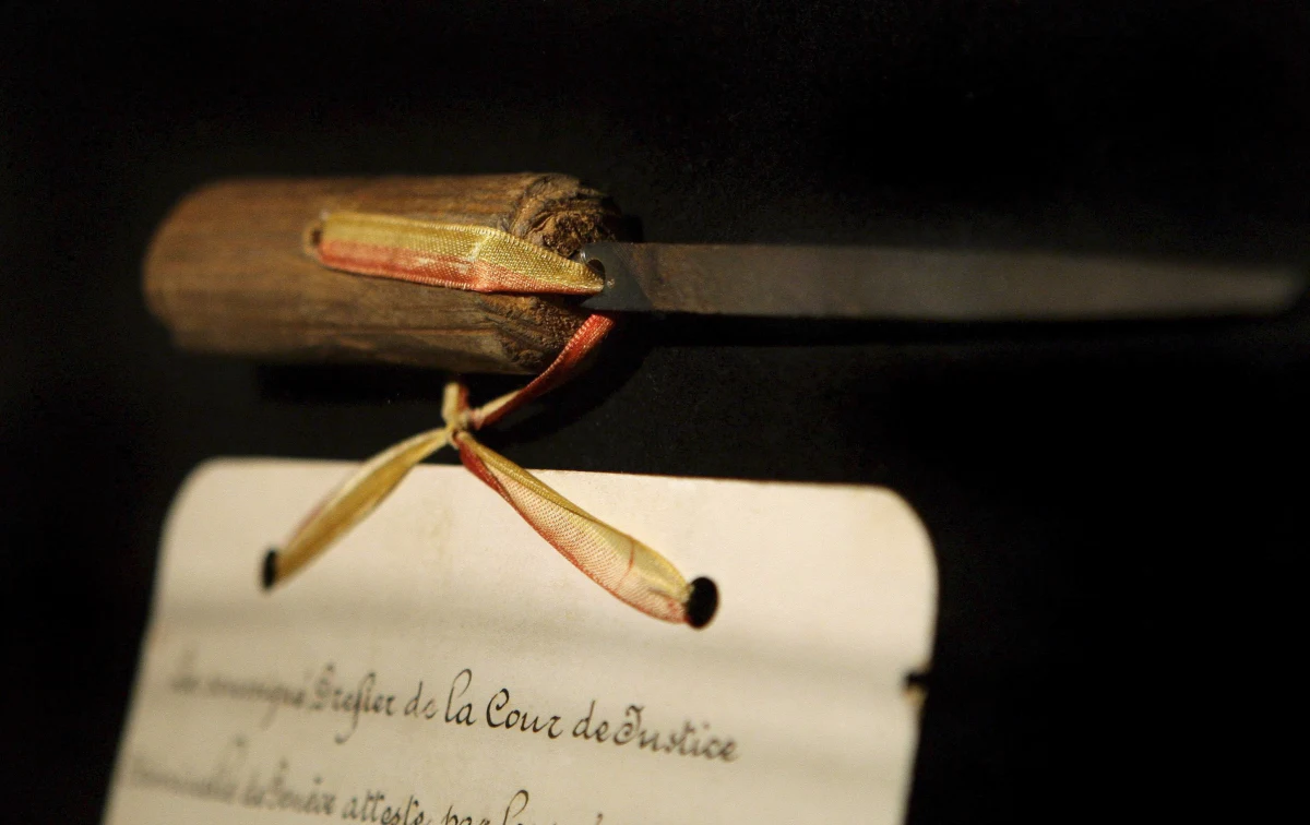 10 września 1898 roku Europą wstrząsnęła wiadomość o tragicznej śmierci cesarzowej Elżbiety Bawarskiej, żony Franciszka Józefa Habsburga. 61-letnia cesarzowa została zamordowana podczas prywatnej podróży do Genewy. Mordercą był włoski anarchista Luigi Lucheni, a narzędziem zbrodni zaostrzony pilnik do paznokci. 