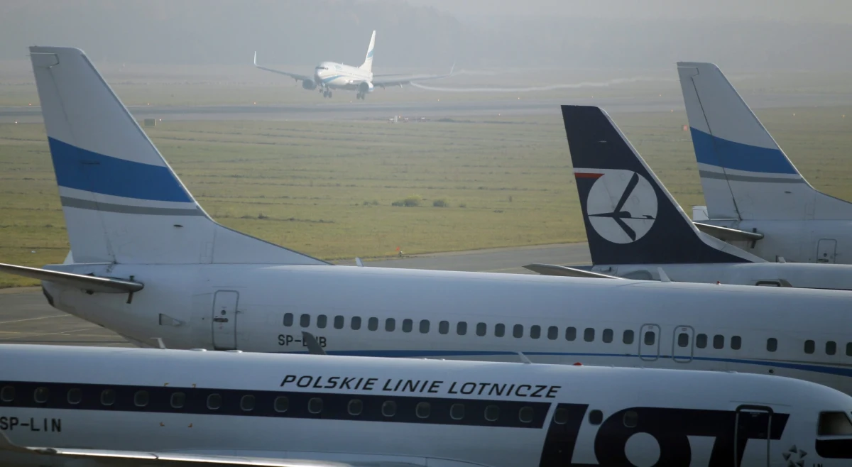 Mgła przez kilka godzin paraliżowała prace lotniska w Pyrzowicach pod Katowicami. Na lotnisku nie wylądowały cztery samoloty. Zostały przekierowane do Warszawy i Krakowa. Wyloty odbywają się planowo. 